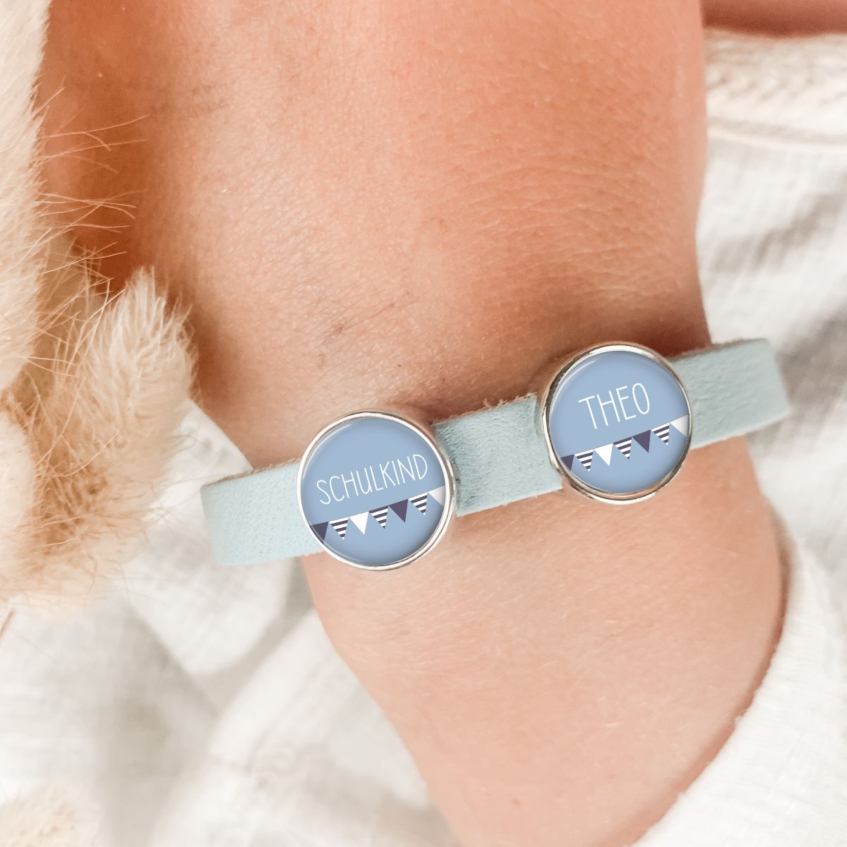 Lederarmband einfach hellblau Schulkind und Wimpel Wunschtext 2 Schiebeperlen