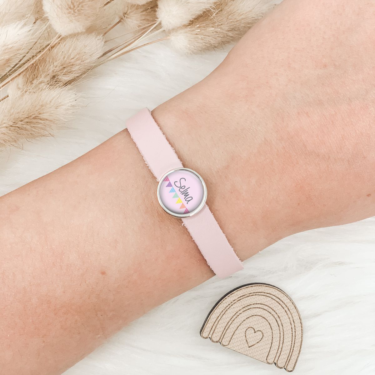 Lederarmband einfach rosa mit Wimpel rosa Wunschtext Schiebeperle