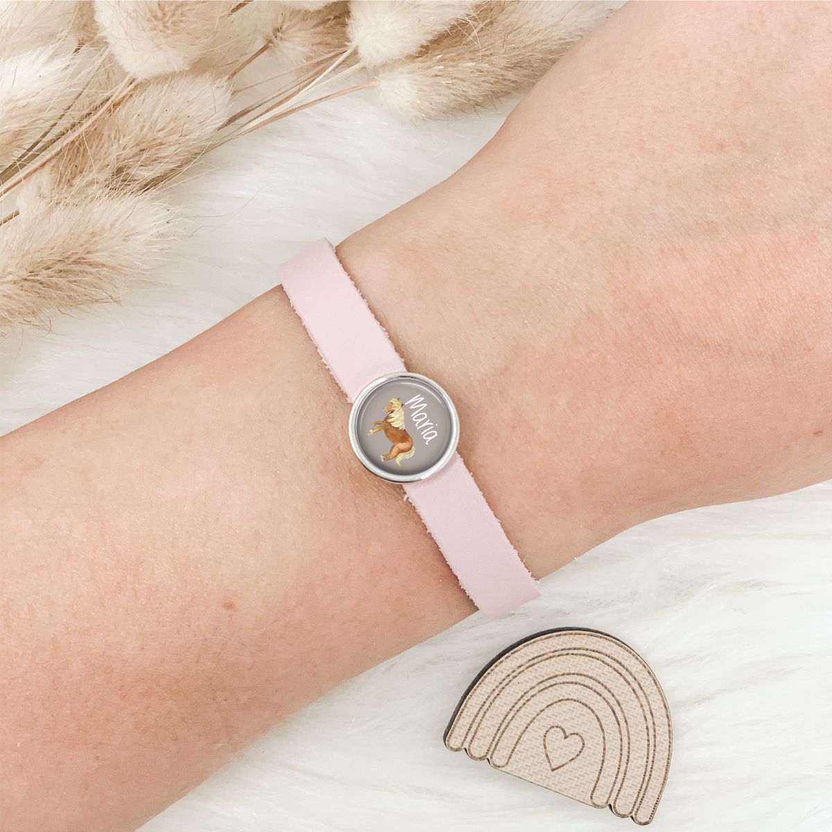 Lederarmband einfach rosa mit Pferd beige und Wunschtext