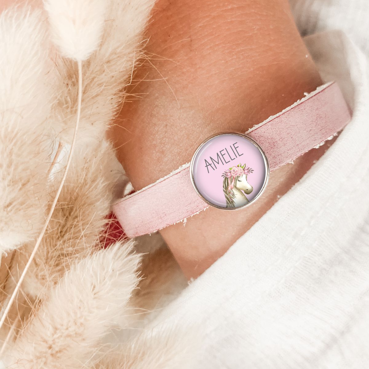 Lederarmband einfach rosa mit Einhorn und Blümchen Wunschtext