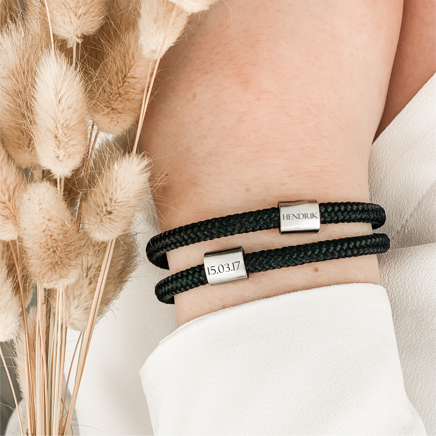 Segelseilarmband schwarz mit zwei Wunschtextperlen