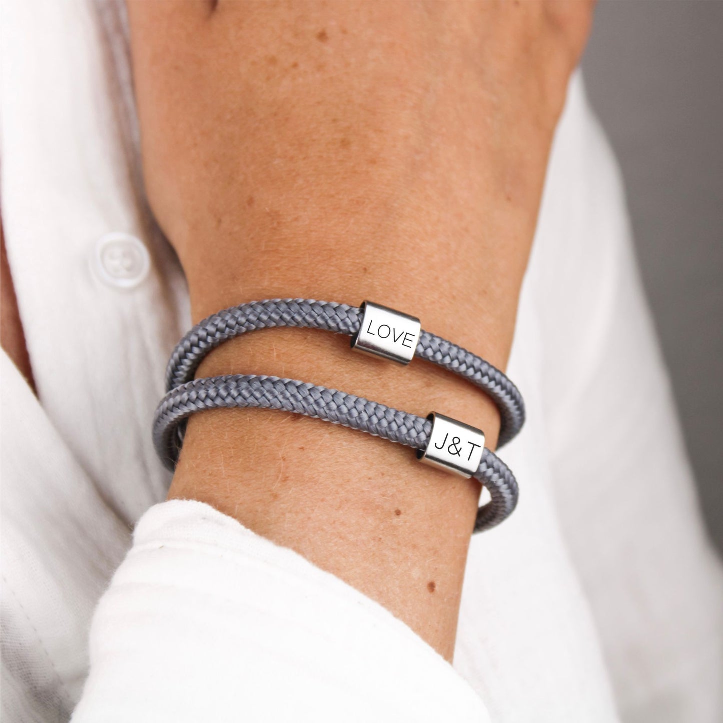 Segelseilarmband grau mit zwei Wunschtextperlen