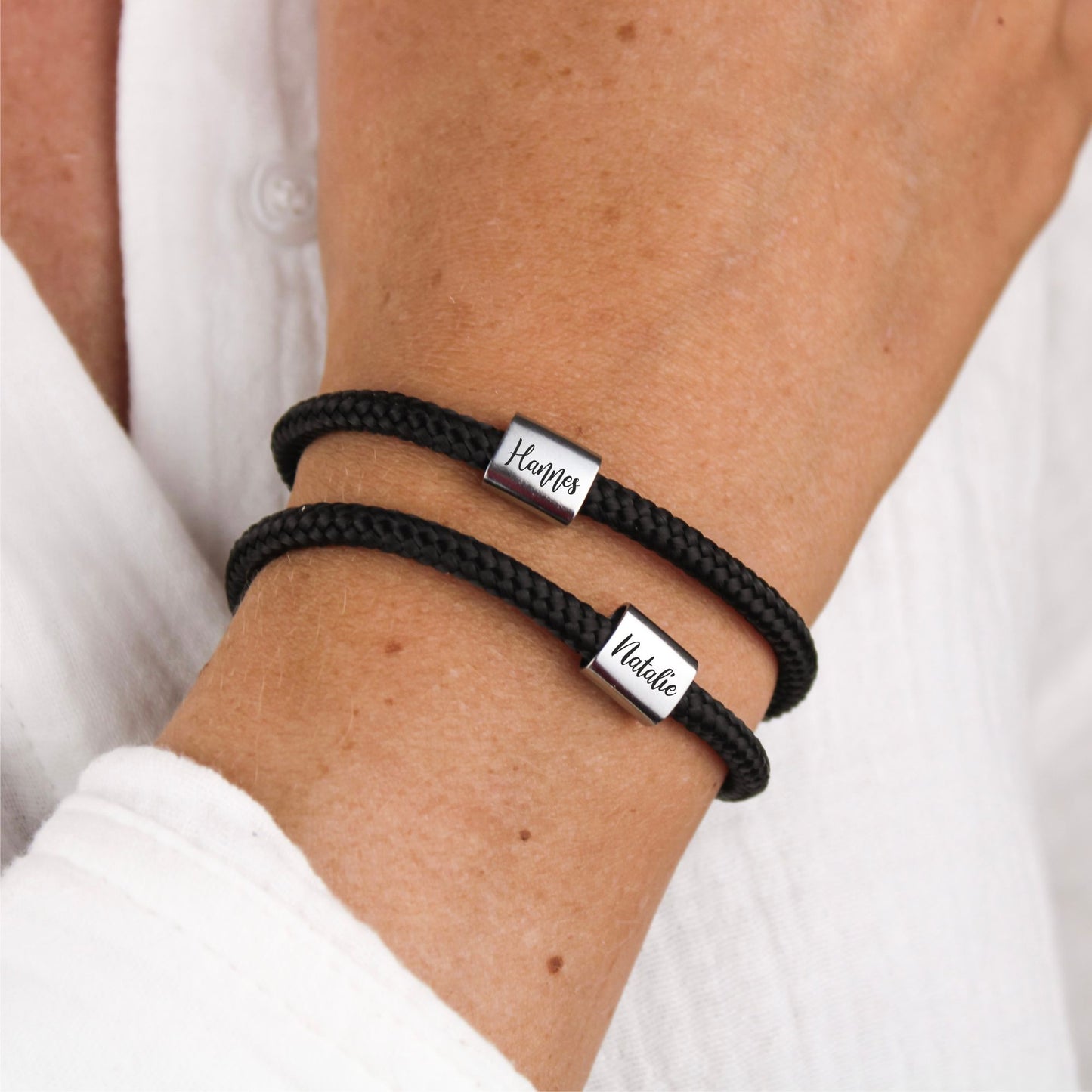 Segelseilarmband schwarz mit zwei Wunschtextperlen
