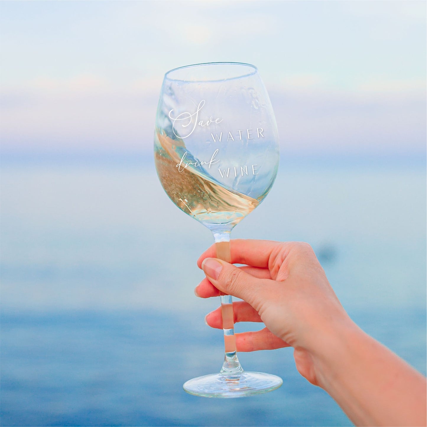 Weinglas Save water drink wine