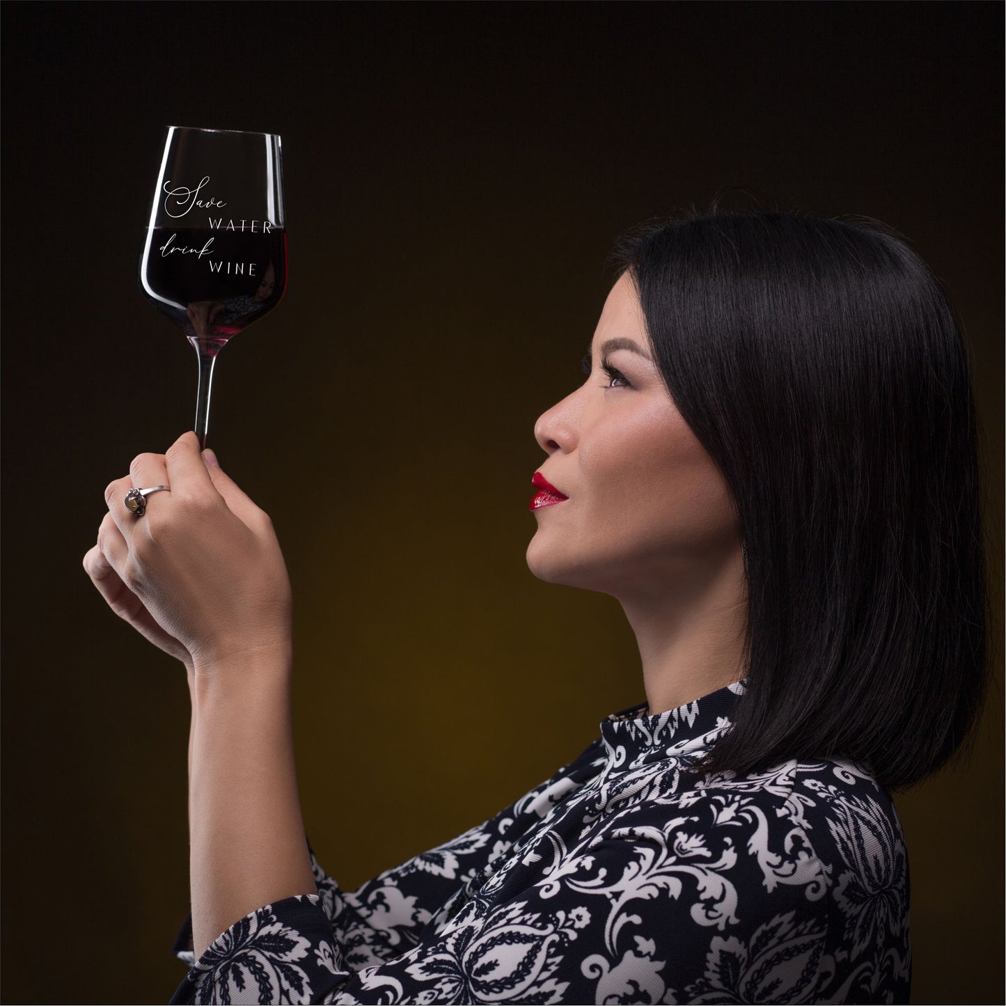 Weinglas Save water drink wine