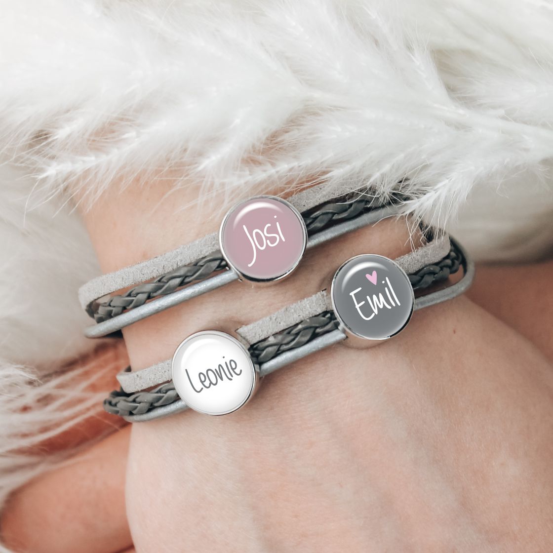 Wickelarmband grau mit drei Schiebeperlen mit Wunschtext