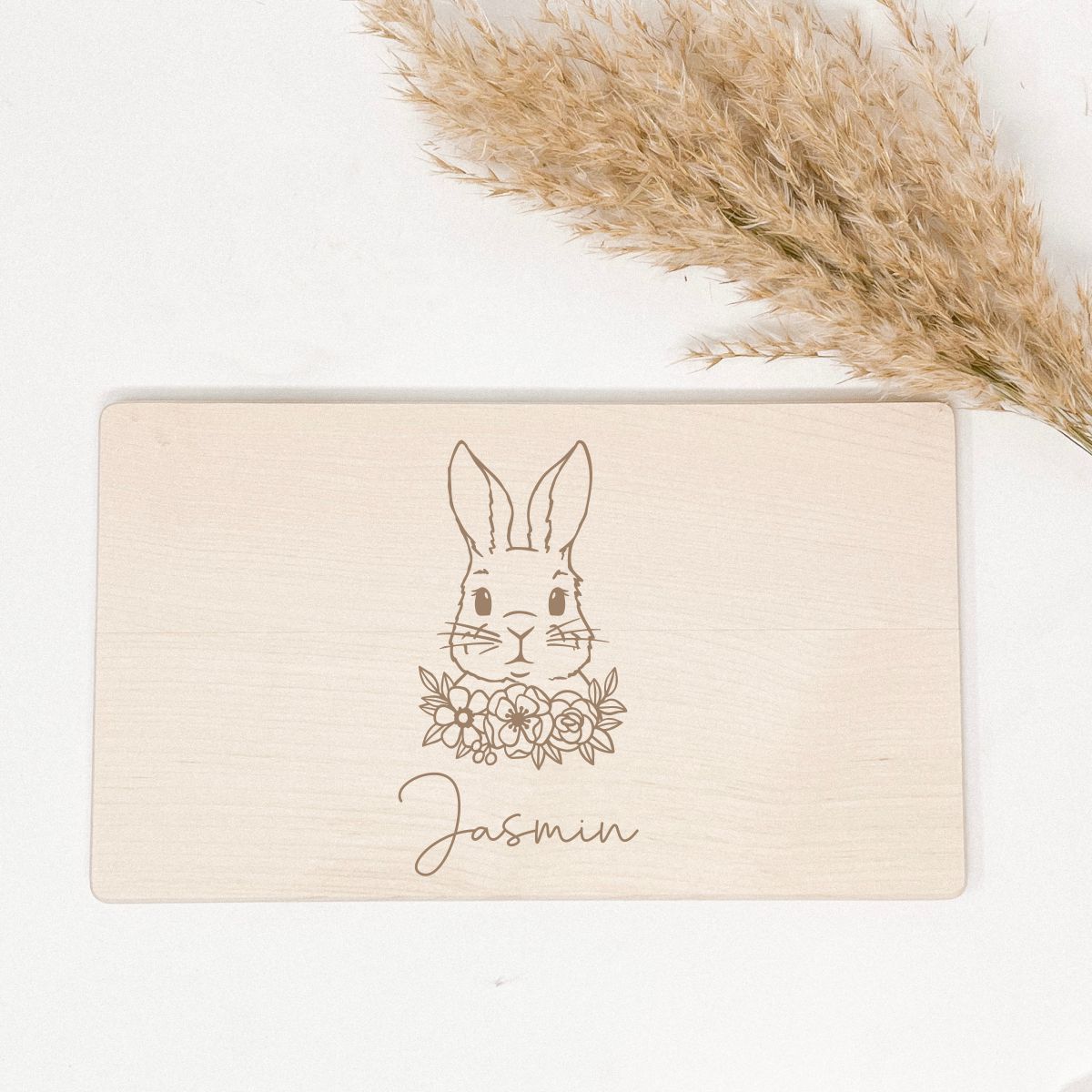 Frühstücksbrett Hase mit Blümchen und Wunschtext