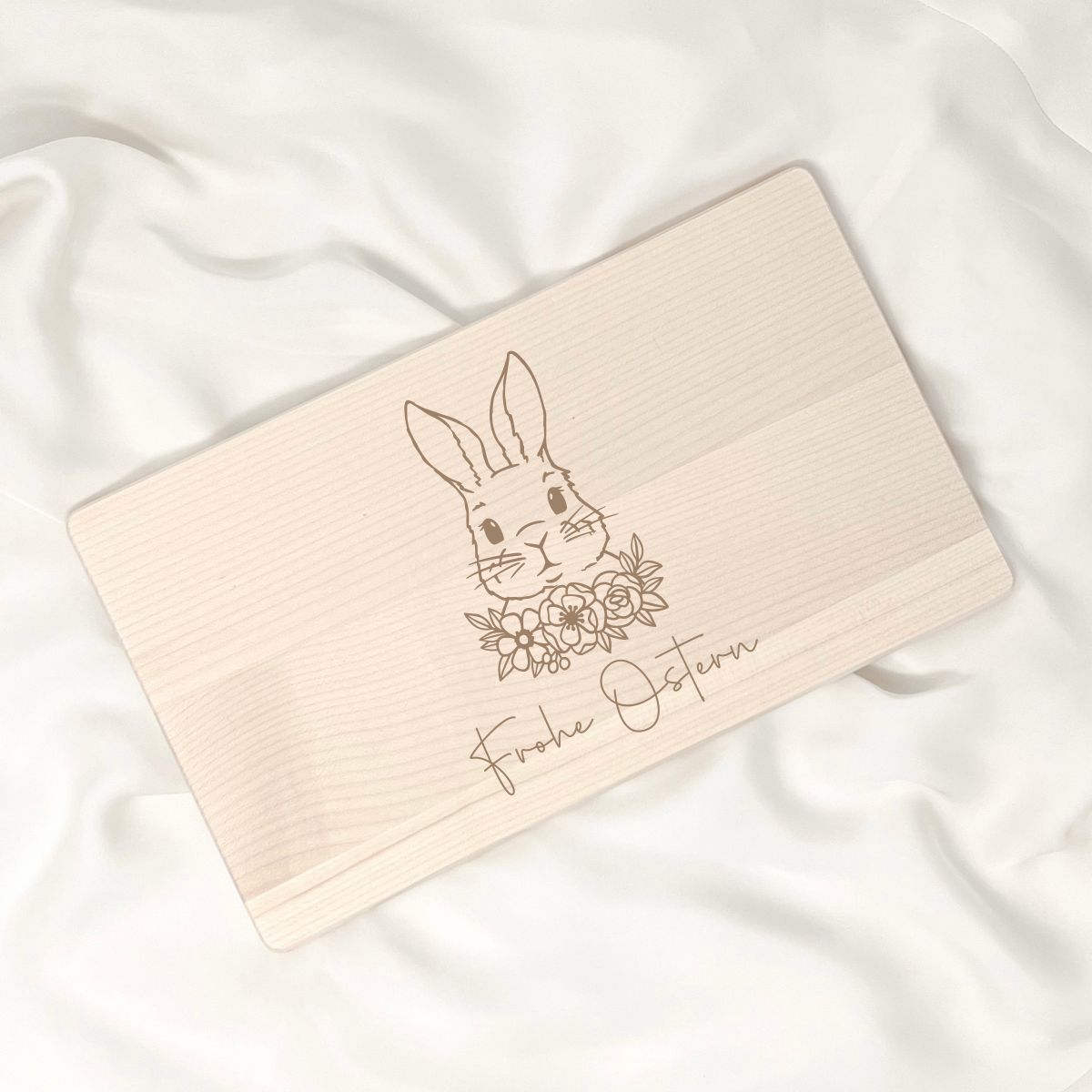 Frühstücksbrett Hase mit Blümchen und Wunschtext