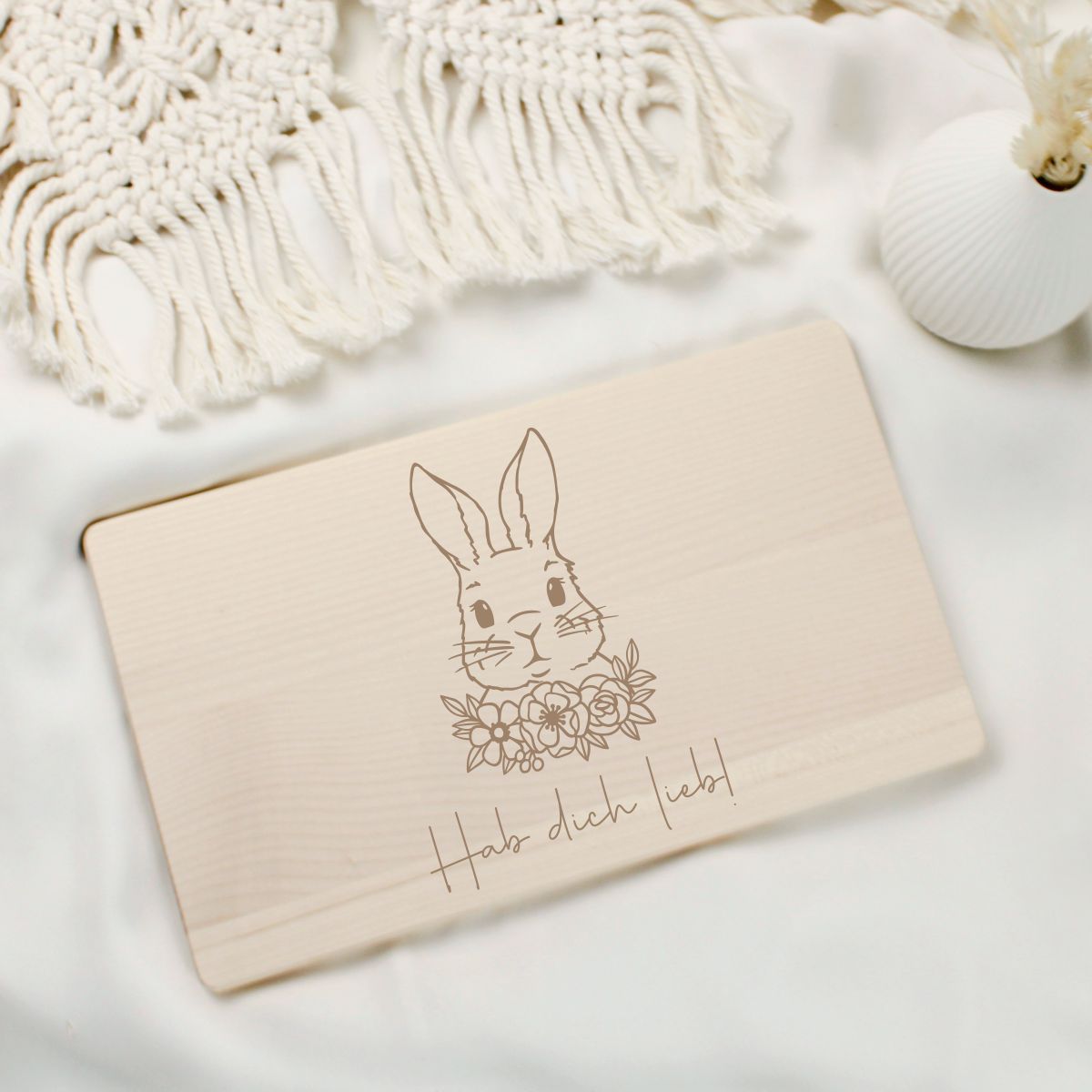 Frühstücksbrett Hase mit Blümchen und Wunschtext