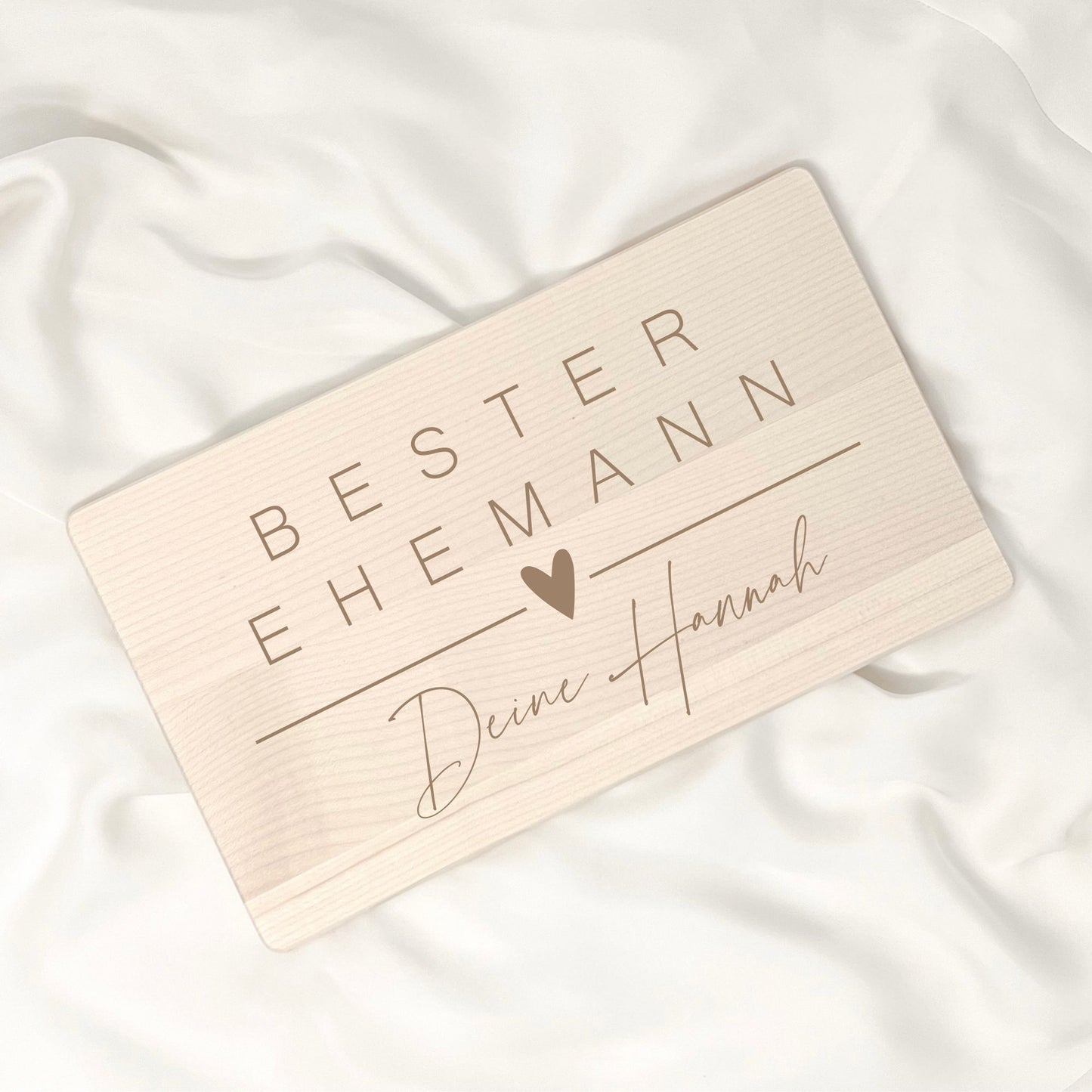 Frühstücksbrett mit Wunschtext und Herzchen