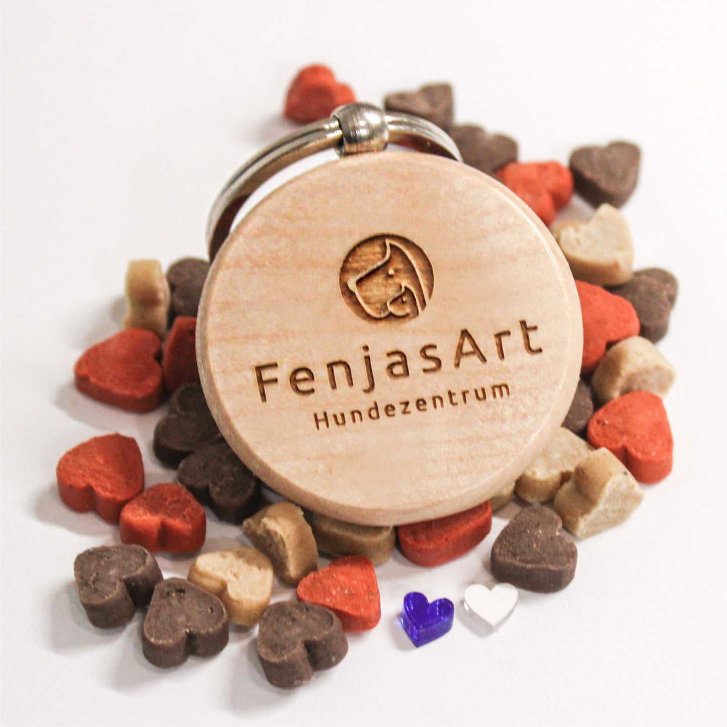 Ein handgefertigter Holzschlüsselanhänger mit Gravur von Fenjas Art, versehen mit einem Hundespruch."