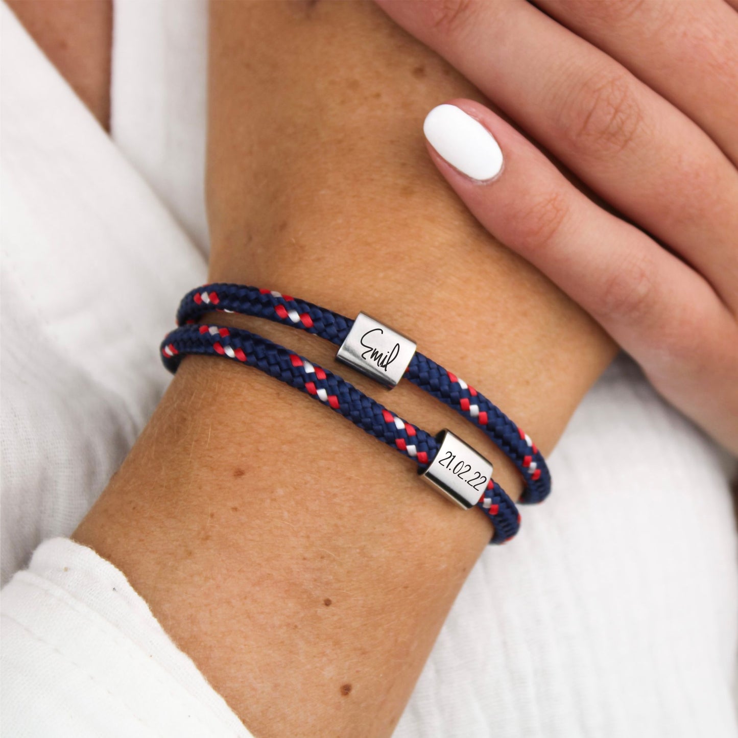Segelseilarmband mit zwei Wunschtextperlen